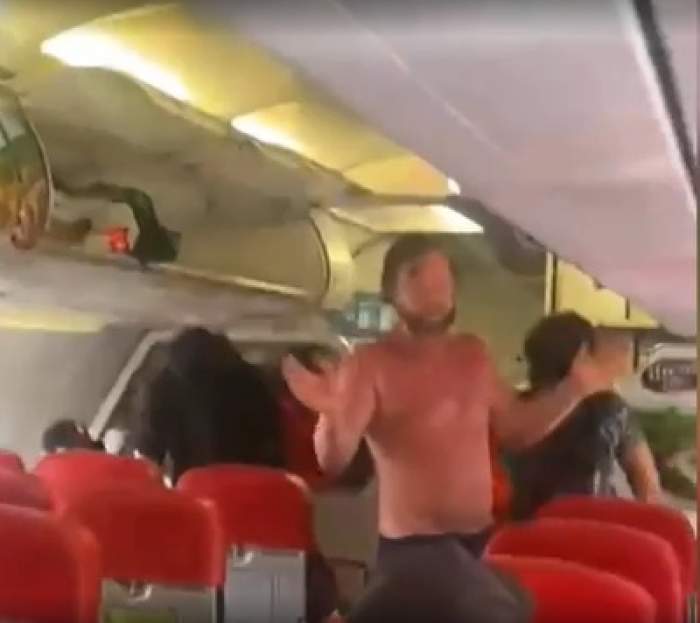 Un bărbat beat s-a dezbrăcat în avion și a încercat să sară din aeronavă. Scenele șocante au fost filmate
