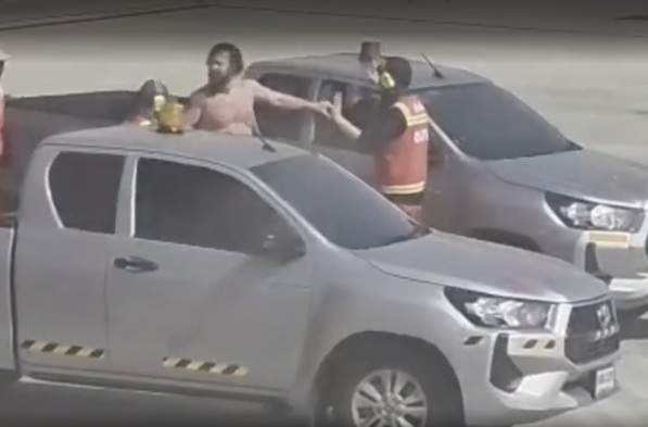 Un bărbat beat s-a dezbrăcat în avion și a încercat să sară din aeronavă. Scenele șocante au fost filmate