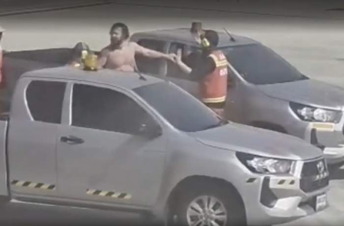 Un bărbat beat s-a dezbrăcat în avion și a încercat să sară din aeronavă. Scenele șocante au fost filmate