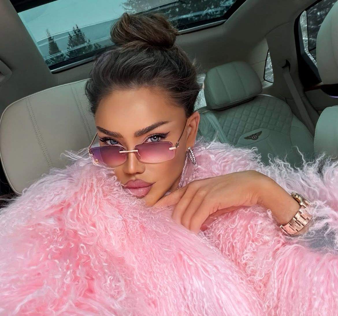 Bianca Drăgușanu, în mașină, într-o ținută roz