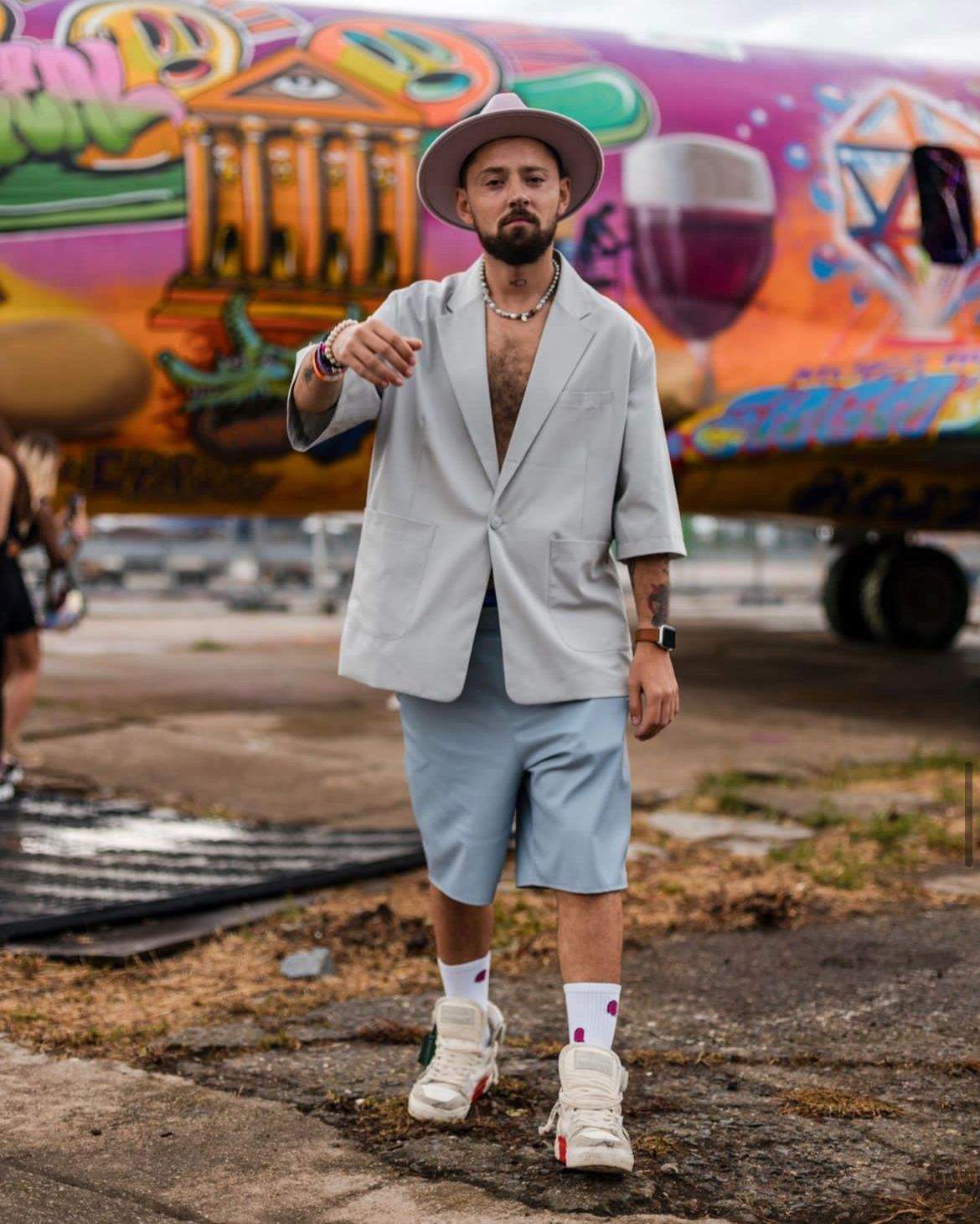 Cucu Gram poartă camasa alba