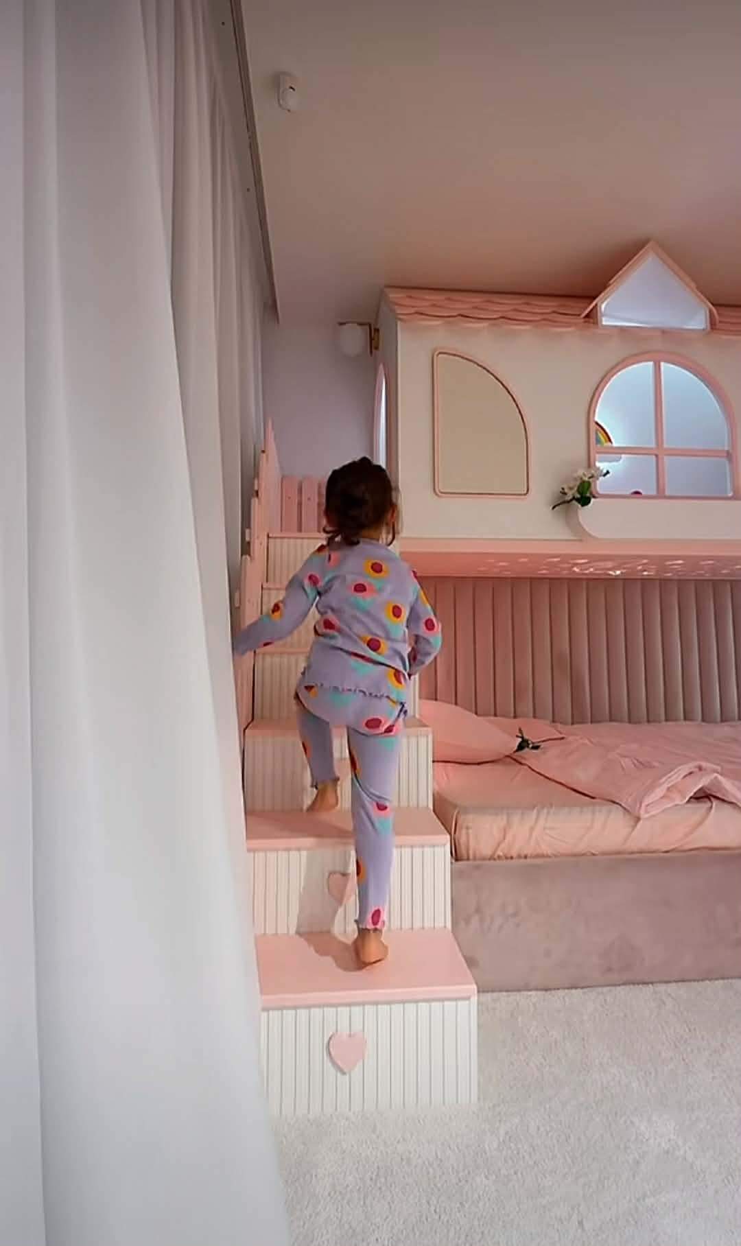 camera fetiței Marisei Paloma