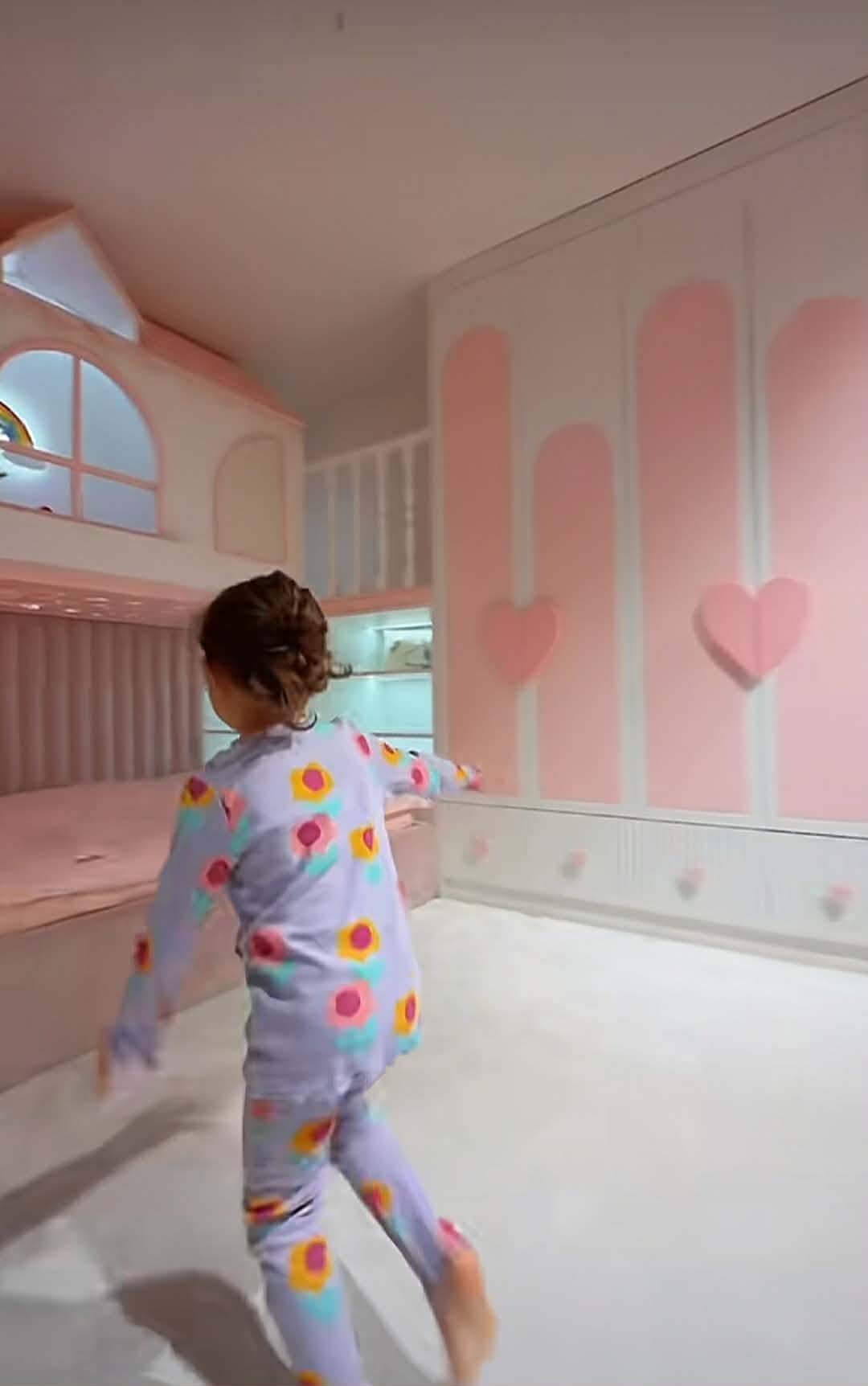 camera fetiței Marisei Paloma