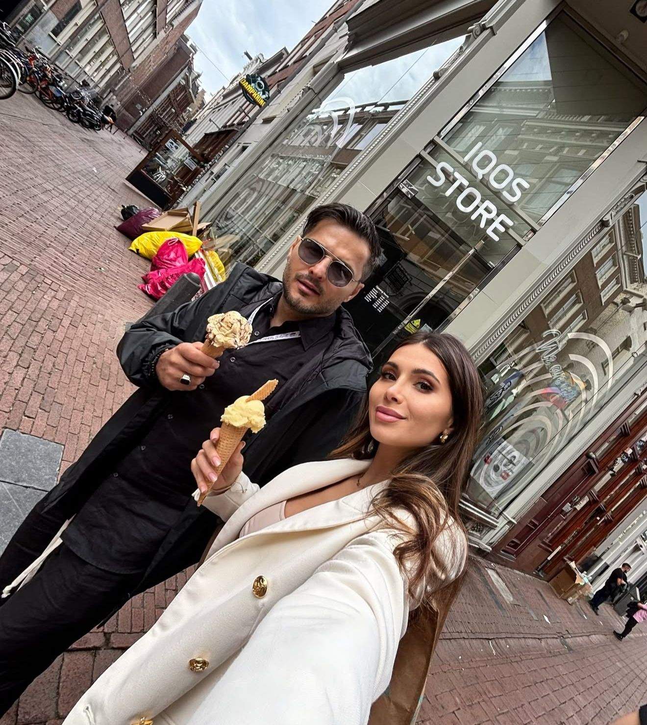 Liviu Vârciu și Anda Călin mănâncă înghețată