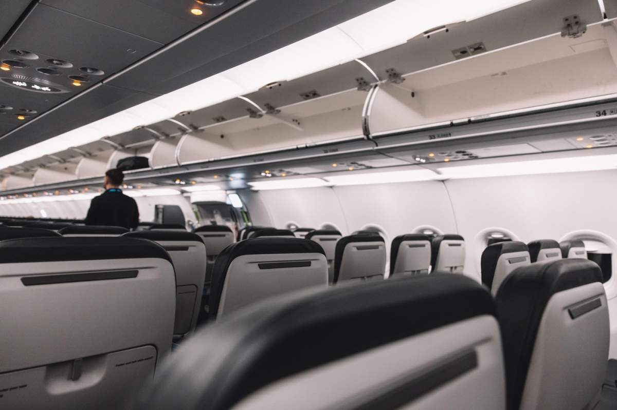 Cabină goală a avionului în timpul îmbarcării timpurii