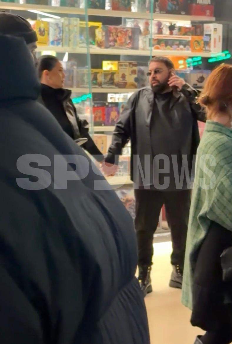 florin salam isi tine sotia de mana