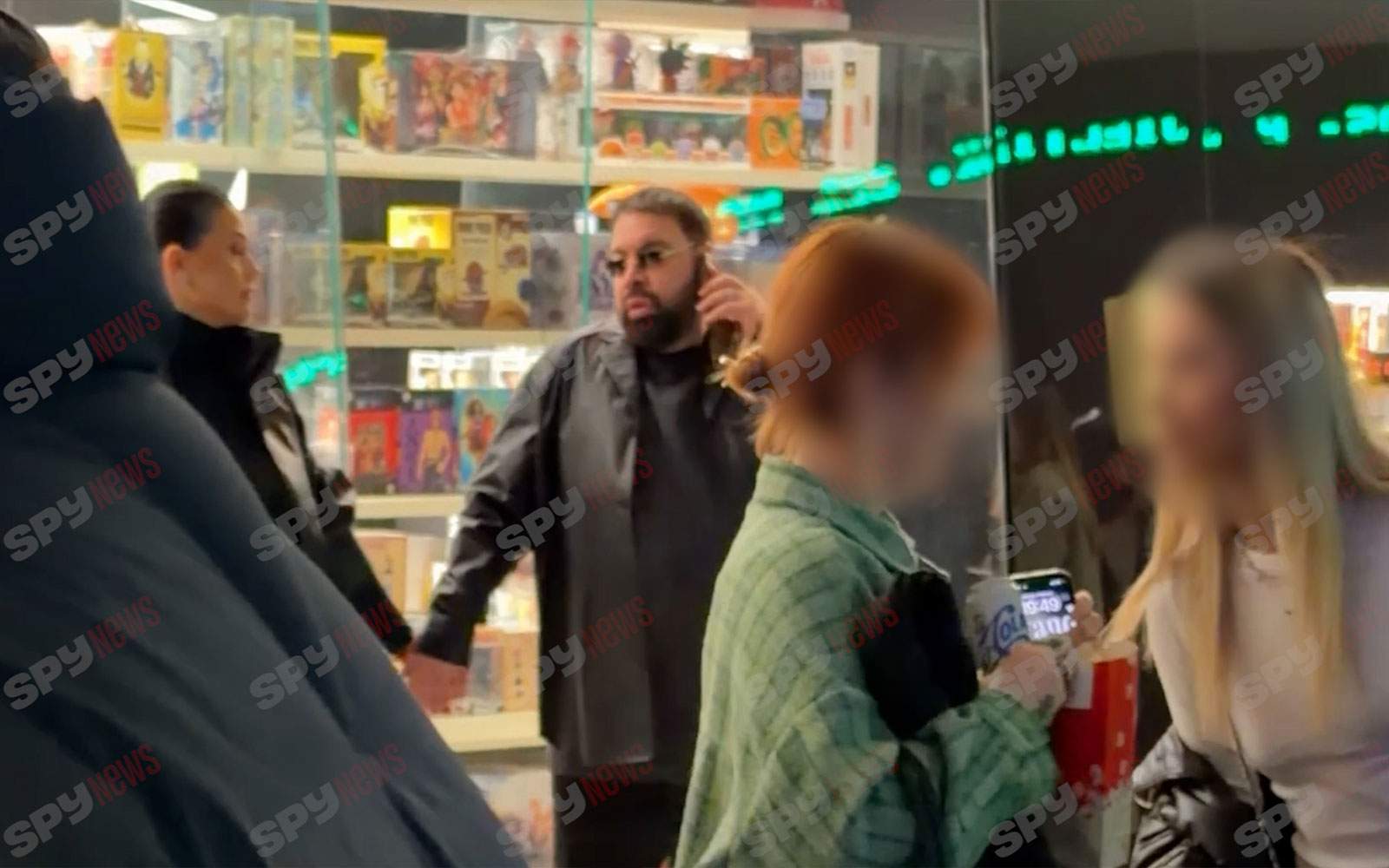 Roxana Dobre nu-l scapă din ochi pe Florin Salam! Manelistul, asaltat de fani la mall! Cum a fost surprins împreună cu soția lui | VIDEO