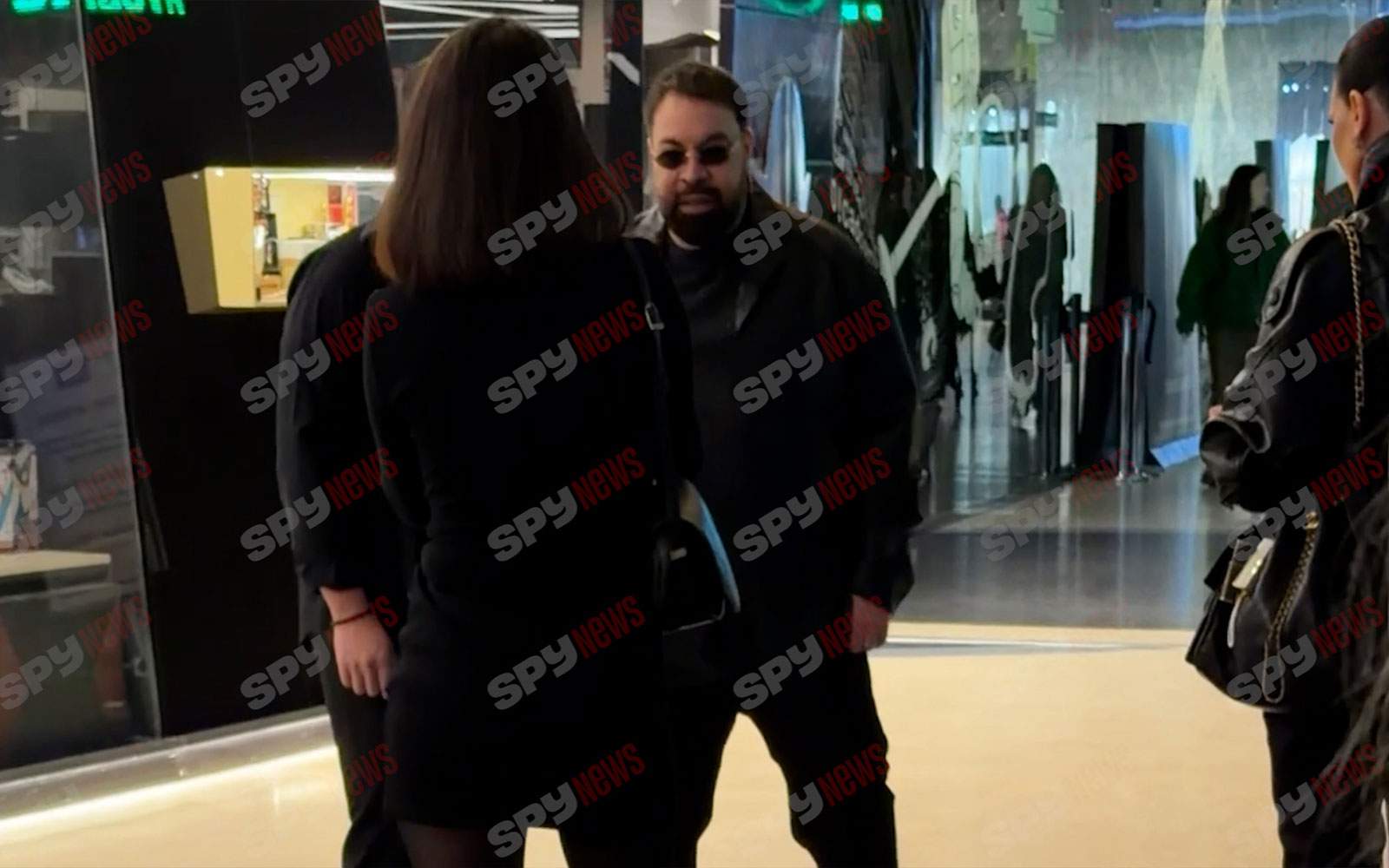 Roxana Dobre nu-l scapă din ochi pe Florin Salam! Manelistul, asaltat de fani la mall! Cum a fost surprins împreună cu soția lui | VIDEO