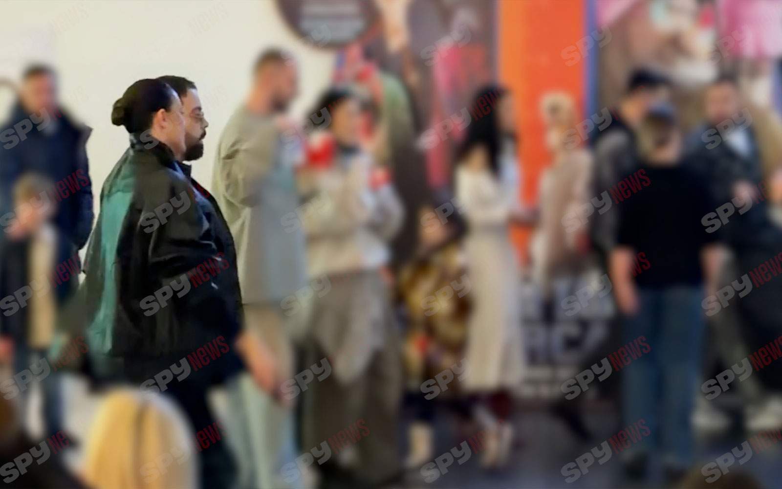 Roxana Dobre nu-l scapă din ochi pe Florin Salam! Manelistul, asaltat de fani la mall! Cum a fost surprins împreună cu soția lui | VIDEO