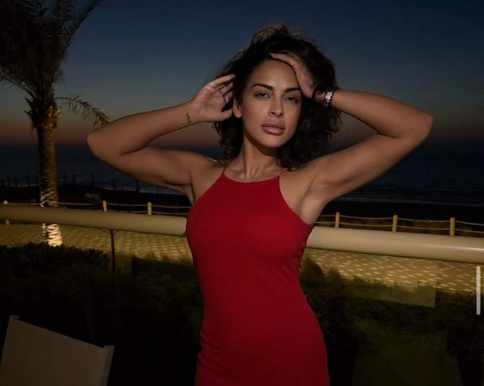 Ema Oprișan, în rochie roșie