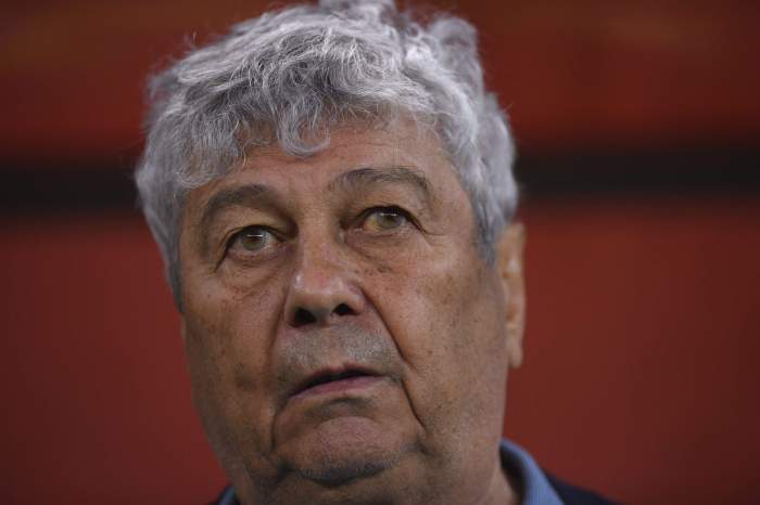 Mircea Lucescu, privind un meci