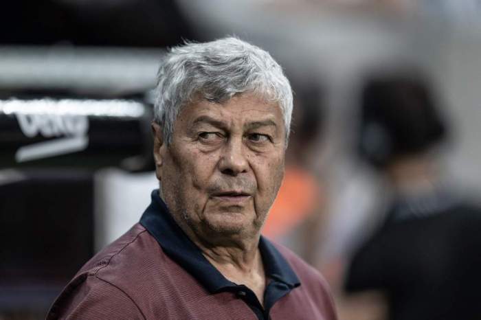 Mircea Lucescu, privind un meci