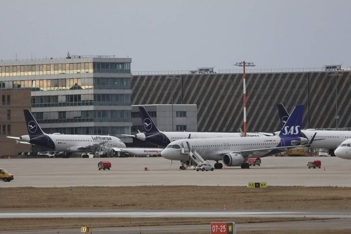 Aeroportul din Stuttgart, aeroportul din Frankfurt închis din cauza zăpezii, ocolișuri către Stuttgart. Lufthansa, SAS, Airbus, călătorii, iarnă