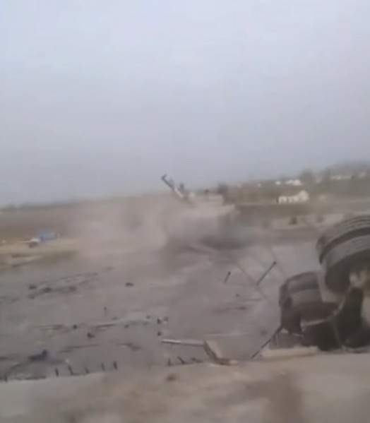 Mai mulți morți după ce un pod în construcție s-a prăbușit! A căzut în apă cu tot cu oameni și utilaje. Momentul a fost filmat 