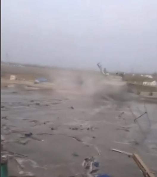 Mai mulți morți după ce un pod în construcție s-a prăbușit! A căzut în apă cu tot cu oameni și utilaje. Momentul a fost filmat 