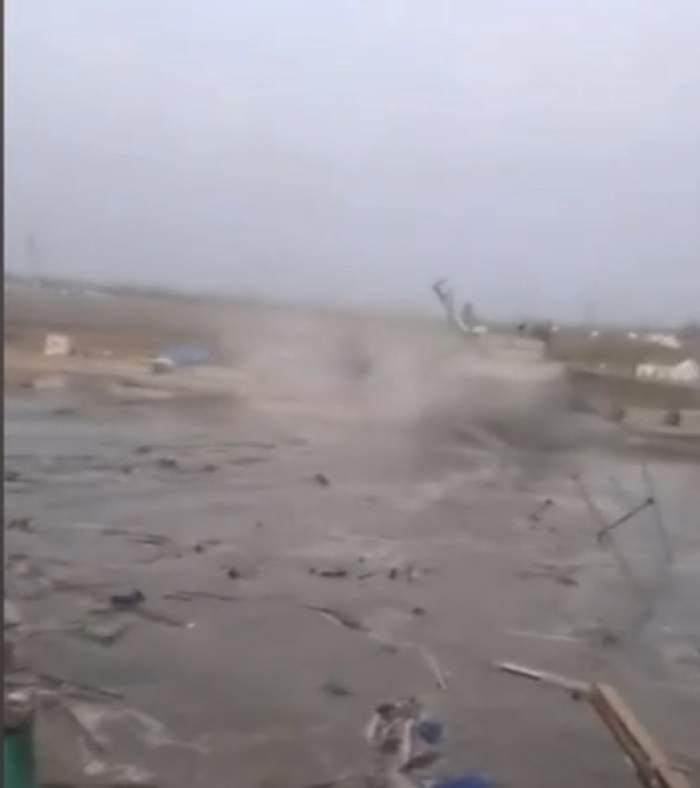 Mai mulți morți după ce un pod în construcție s-a prăbușit! A căzut în apă cu tot cu oameni și utilaje. Momentul a fost filmat 