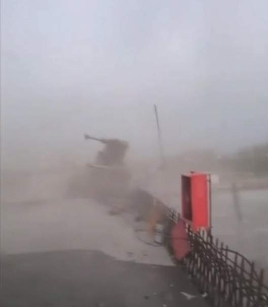 Mai mulți morți după ce un pod în construcție s-a prăbușit! A căzut în apă cu tot cu oameni și utilaje. Momentul a fost filmat 