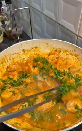 Cum gătește Gabriela Cristea creveții cu sos roșu. Soția lui Tavi Clonda are un secret care dă preparatului un gust senzațional