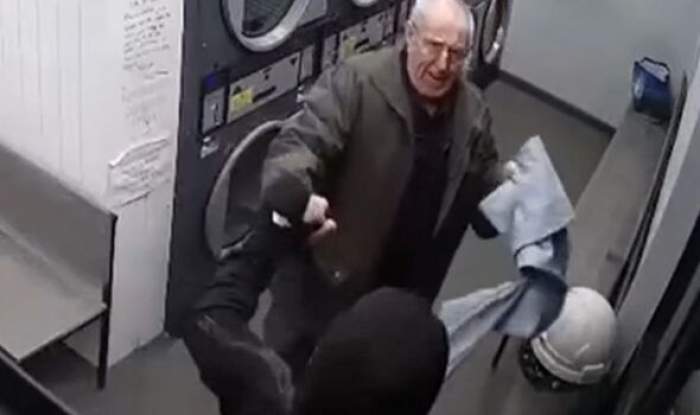 Scene incredibile! Un bărbat de 84 de ani a reușit să sperie un hoț cu o pereche de blugi. Momentul a fost filmat