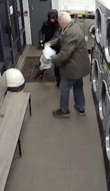 Scene incredibile! Un bărbat de 84 de ani a reușit să sperie un hoț cu o pereche de blugi. Momentul a fost filmat