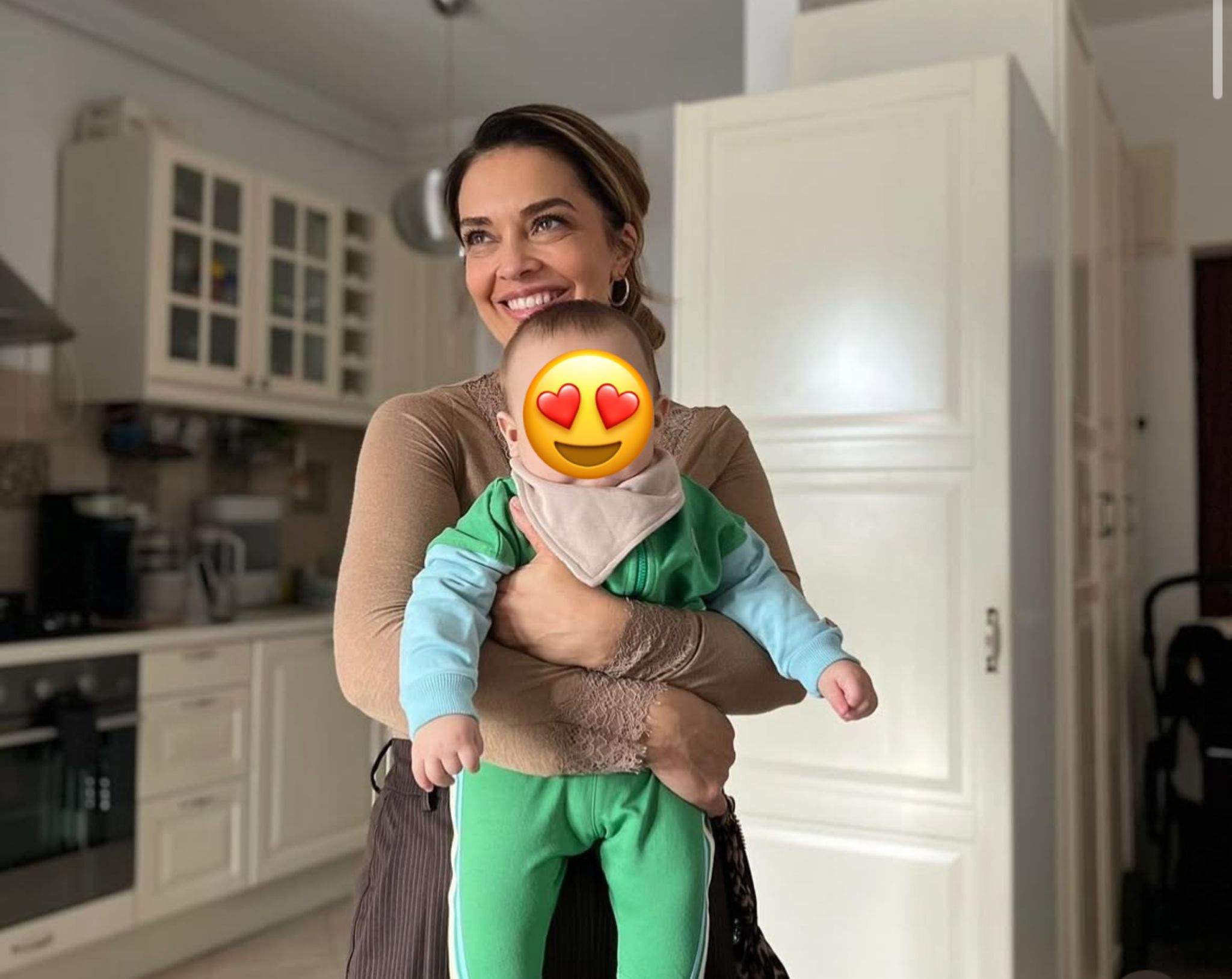 Monica Doroftei isi tine nepotul in brate