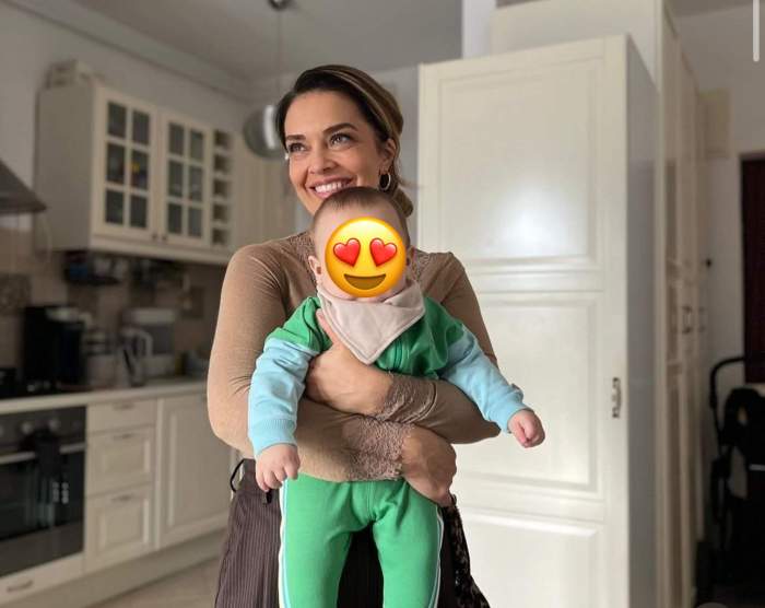 Monica Doroftei isi tine nepotul in brate