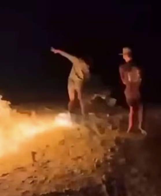 Un băiat de 17 ani i-a dat foc prietenului său! Momentul a fost filmat. Băiatul a fost reținut de oamenii legii