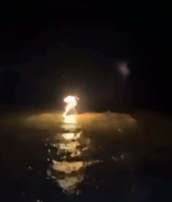 Un băiat de 17 ani i-a dat foc prietenului său! Momentul a fost filmat. Băiatul a fost reținut de oamenii legii