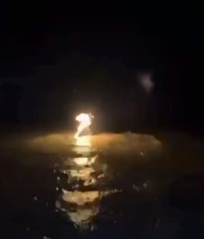 Un băiat de 17 ani i-a dat foc prietenului său! Momentul a fost filmat. Băiatul a fost reținut de oamenii legii