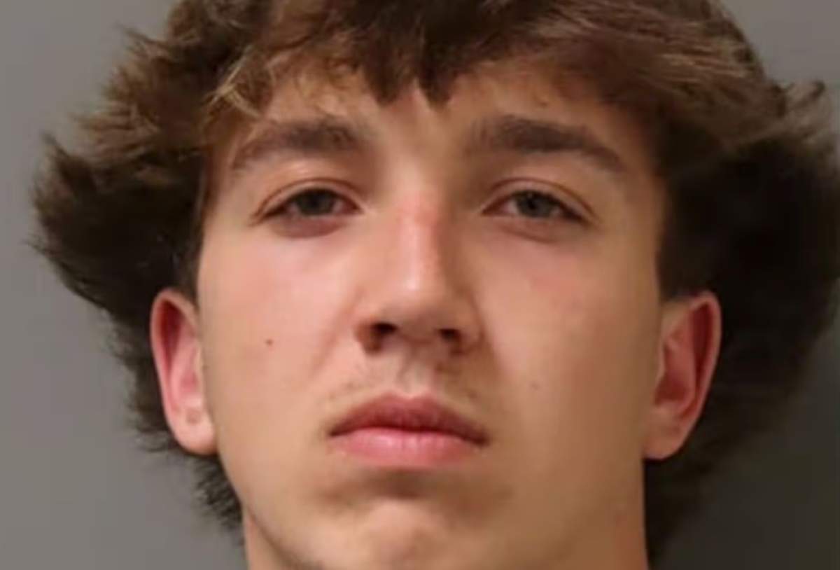 Un băiat de 17 ani i-a dat foc prietenului său! Momentul a fost filmat. Băiatul a fost reținut de oamenii legii