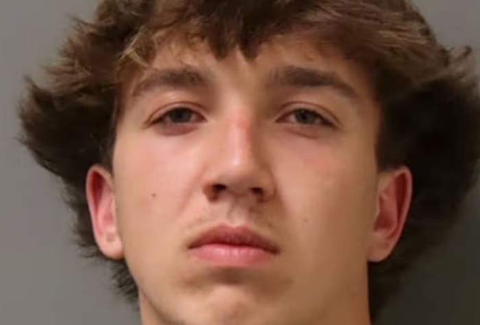 Un băiat de 17 ani i-a dat foc prietenului său! Momentul a fost filmat. Băiatul a fost reținut de oamenii legii