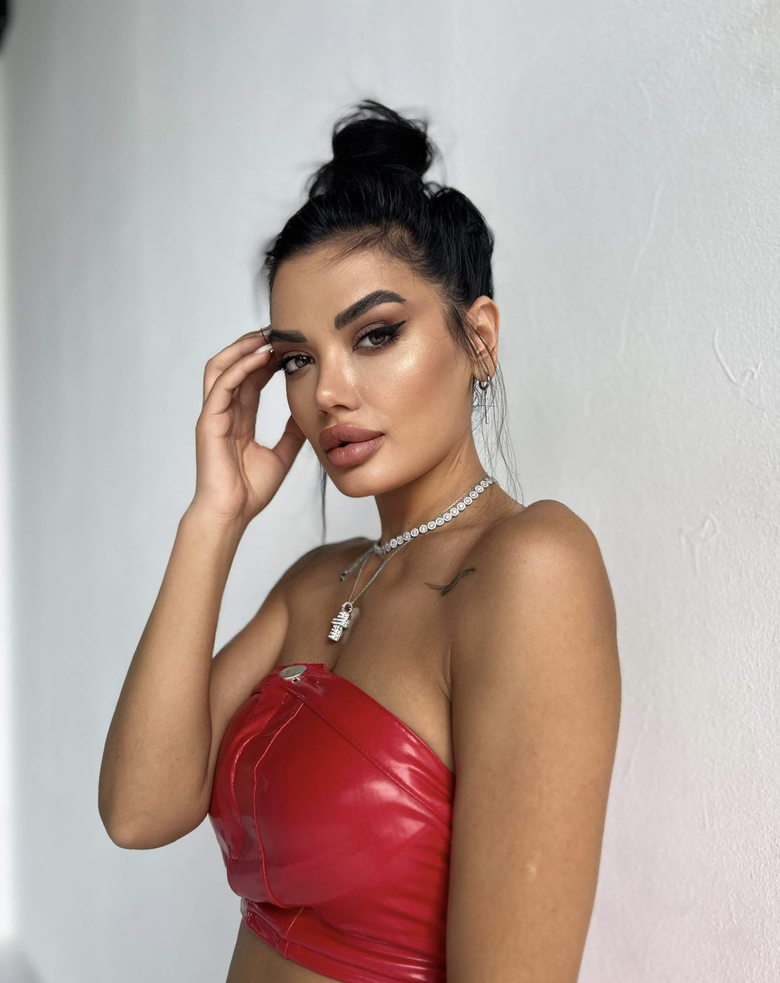 Olga Barcari poarta o tinuta eleganta