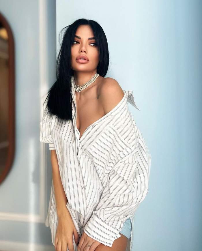 Olga Barcari poarta o tinuta cu umarul gol