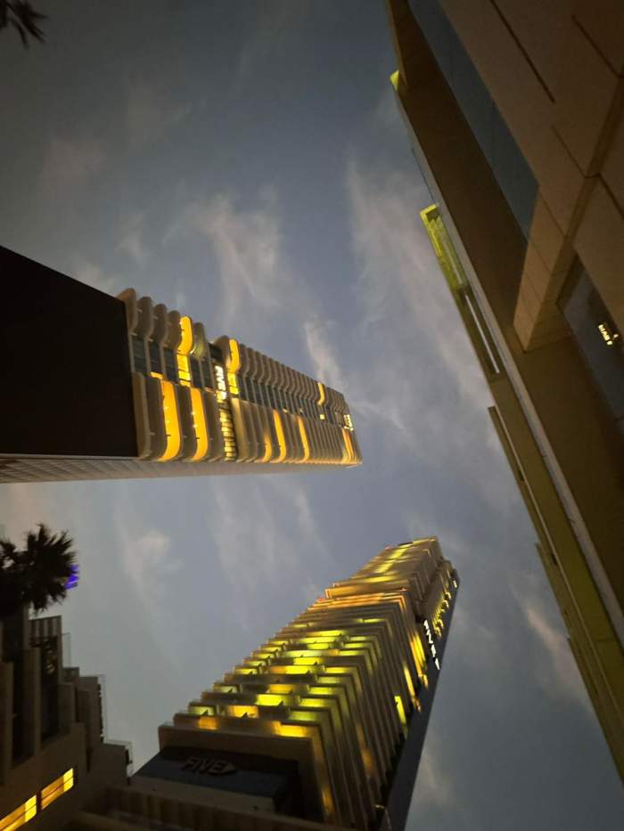 Urme de fum pe cerul din Dubai