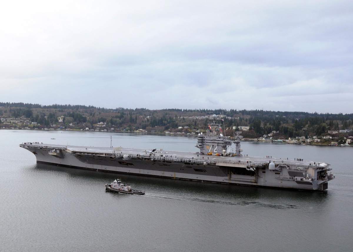 Portavionul USS Abraham Lincoln (CVN 72) tranzitează Puget Sound după nouă luni de revizie la Șantierul Naval Puget Sound, în pregătire pentru testele pe mare și desfășurare.