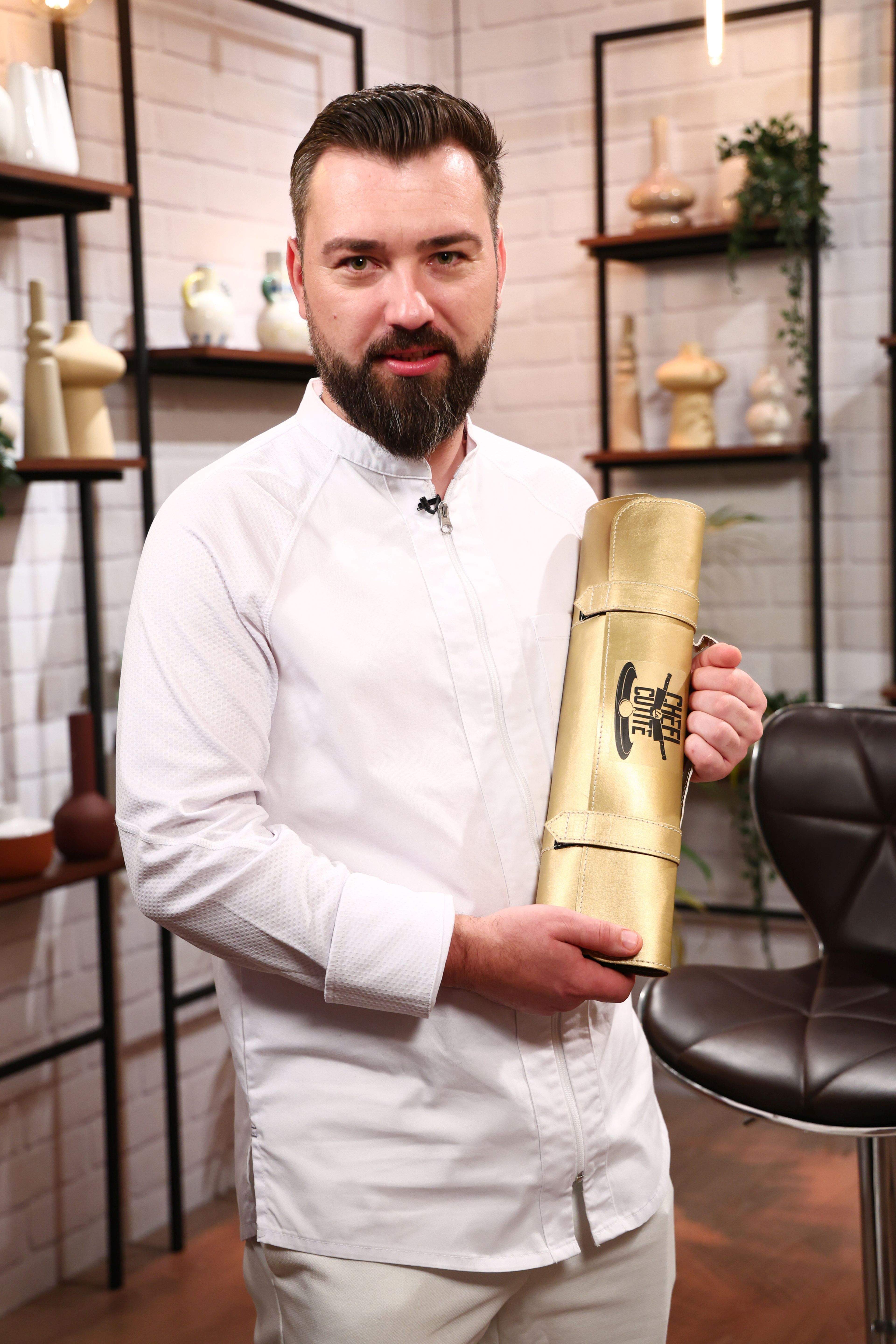 Chefi la cuțite, lider de audiență. Chef Richard i-a oferit aseară cuțitul de aur lui Alexandru Dodoaia. Diseară, Monica Tatoiu vine la degustarea amuletei