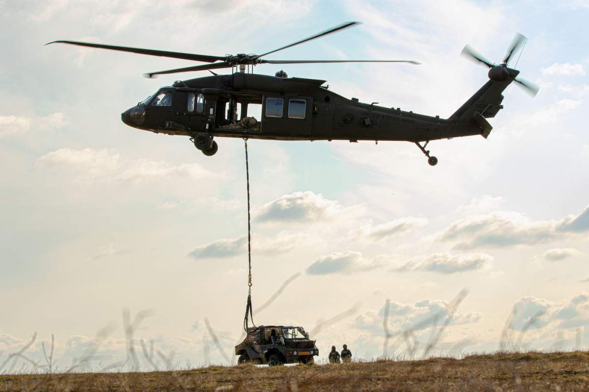 BAZA AERIANĂ MIHAIL KOGALNICEANU, România – Soldații Batalionului 13 Asalt Aerian Regal Olandez, Brigada 11 Asalt Aerian primesc un Vehicul de Sprijin Ușor (LSV)