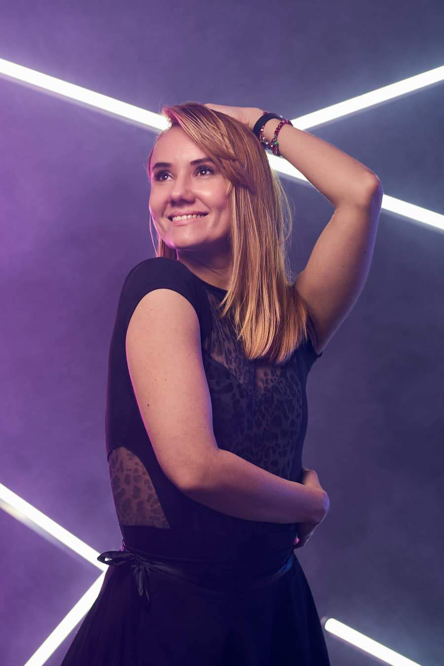 Oana Ionita poarta o rochie eleganta