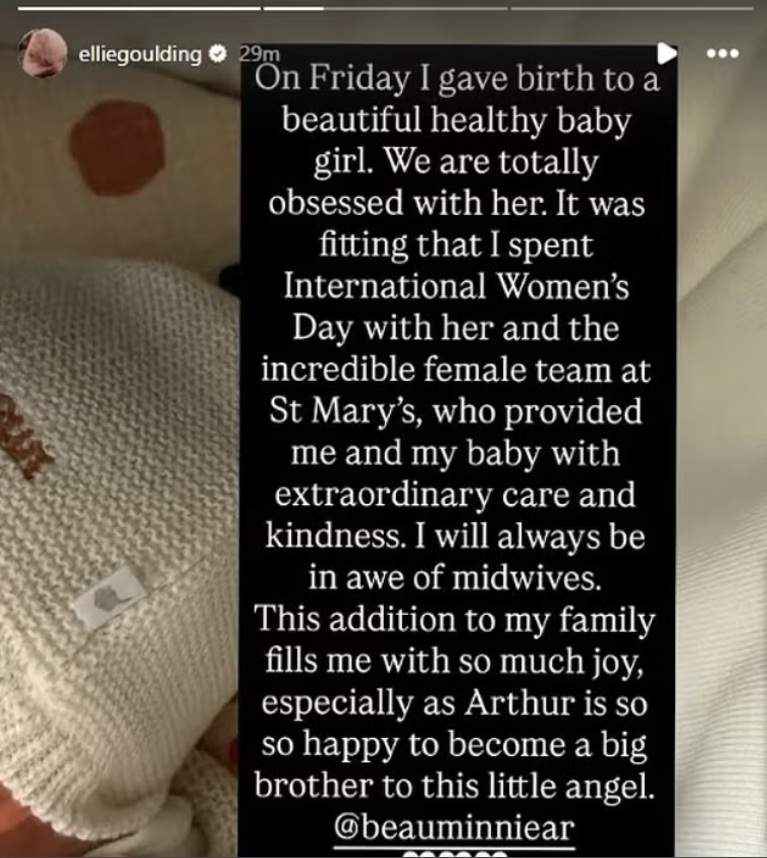 O cântăreață celebră a devenit mamă în secret. Artista a adus pe lume o fetiță