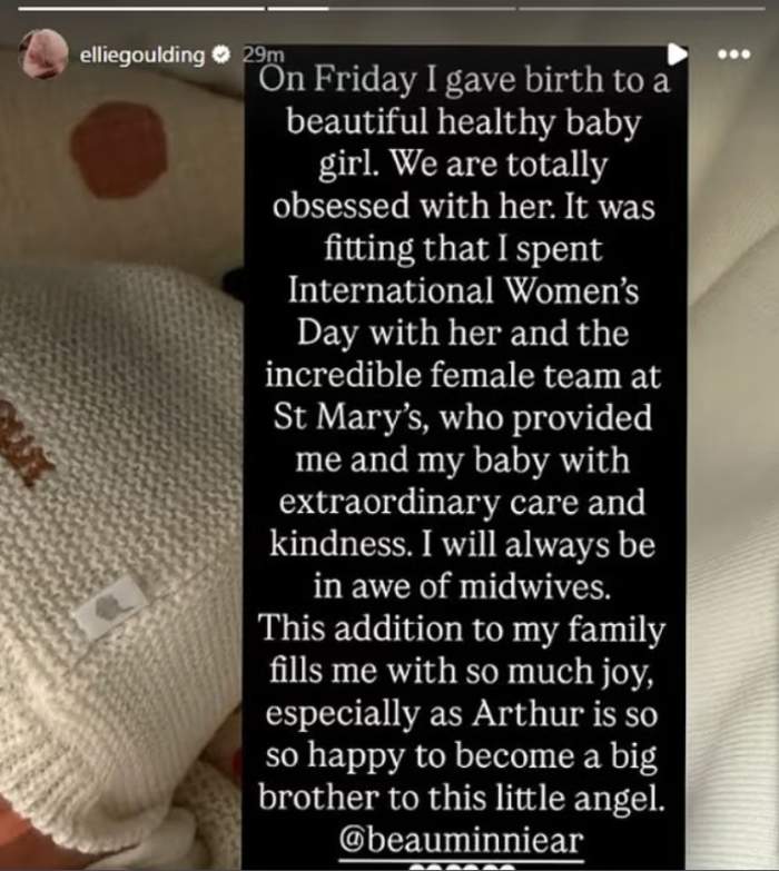 O cântăreață celebră a devenit mamă în secret. Artista a adus pe lume o fetiță