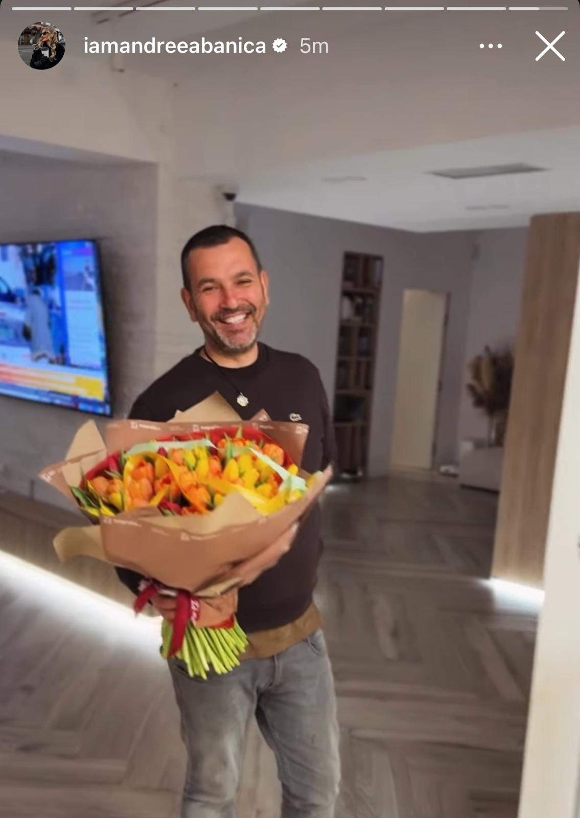 Lucian Mitrea cu un buchet de flori în mână