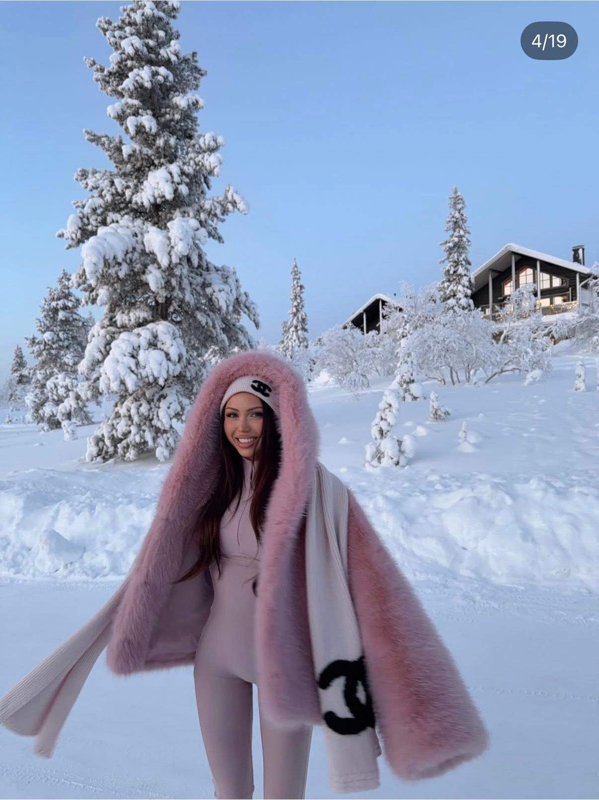 Marinela Bezer poarta o  balana de culoare roz