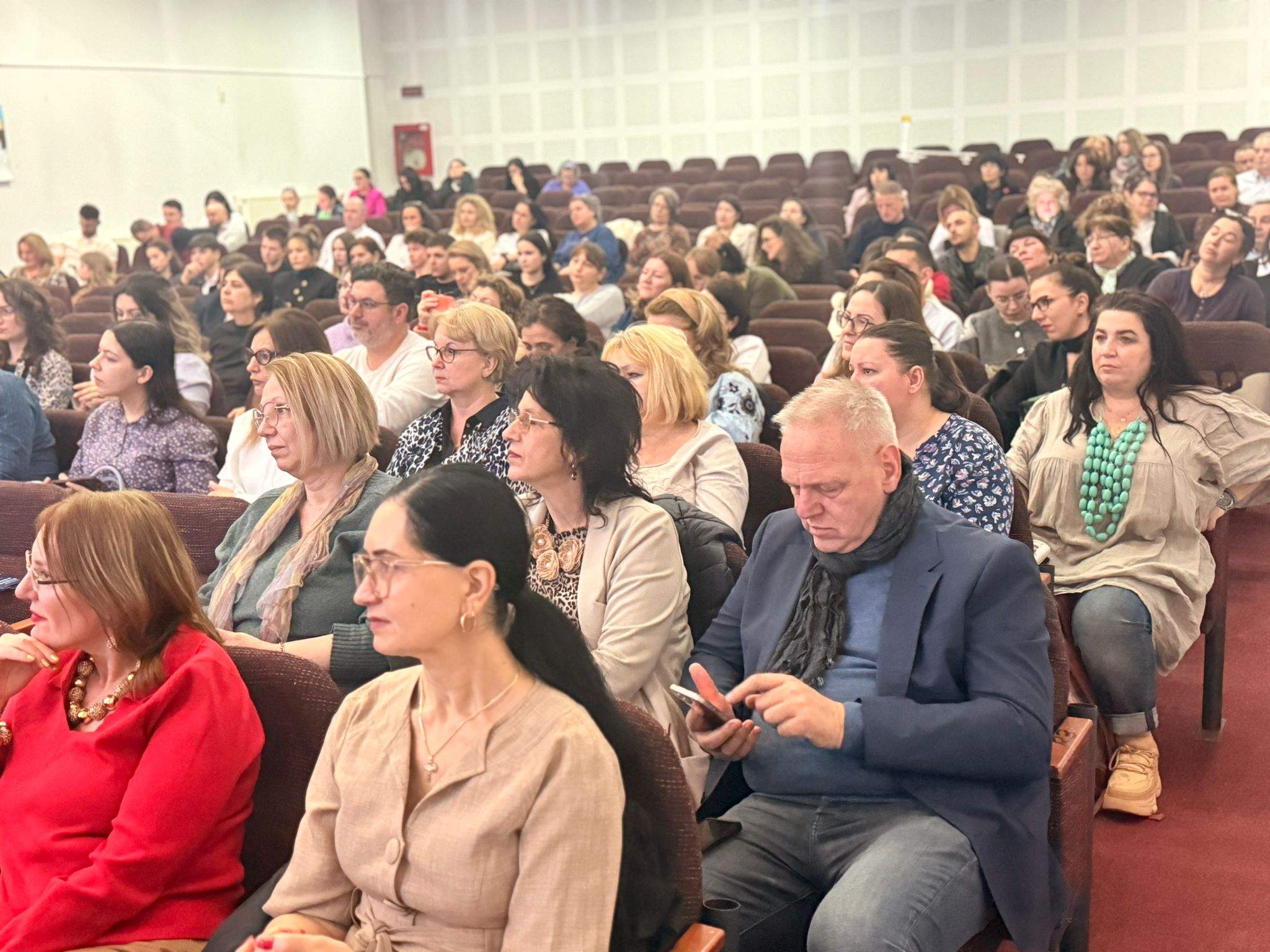 Semnele care pot trăda consumul de droguri la tineri români. Avertismentul specialiștilor: „O primă doză poate declanșa dependența”