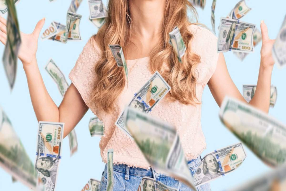femeie care arunca bani