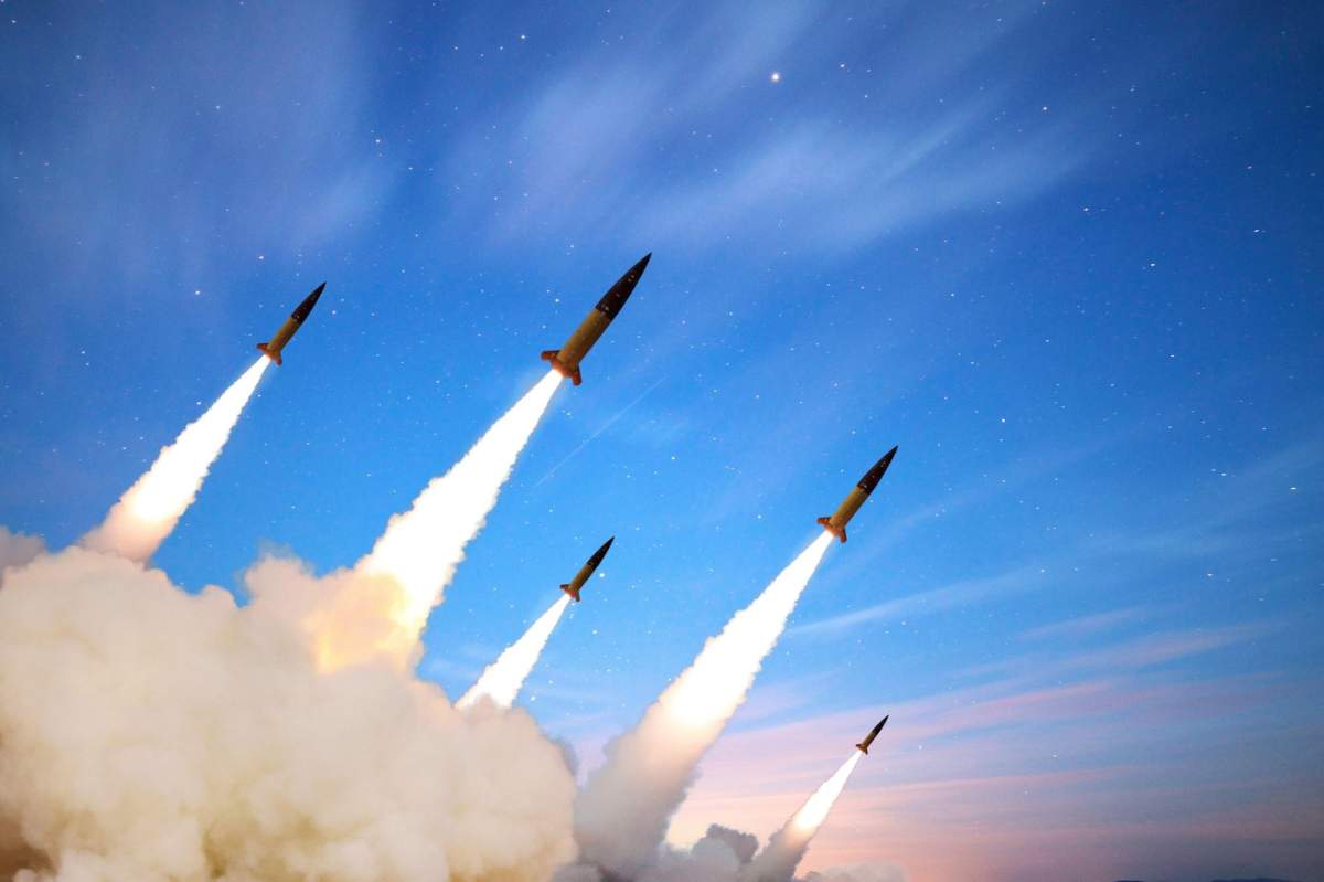 Mai multe rachete balistice lansate spre cerul crepuscular cu dâre de fum. Concept de conflict din Orientul Mijlociu, putere militară iraniană