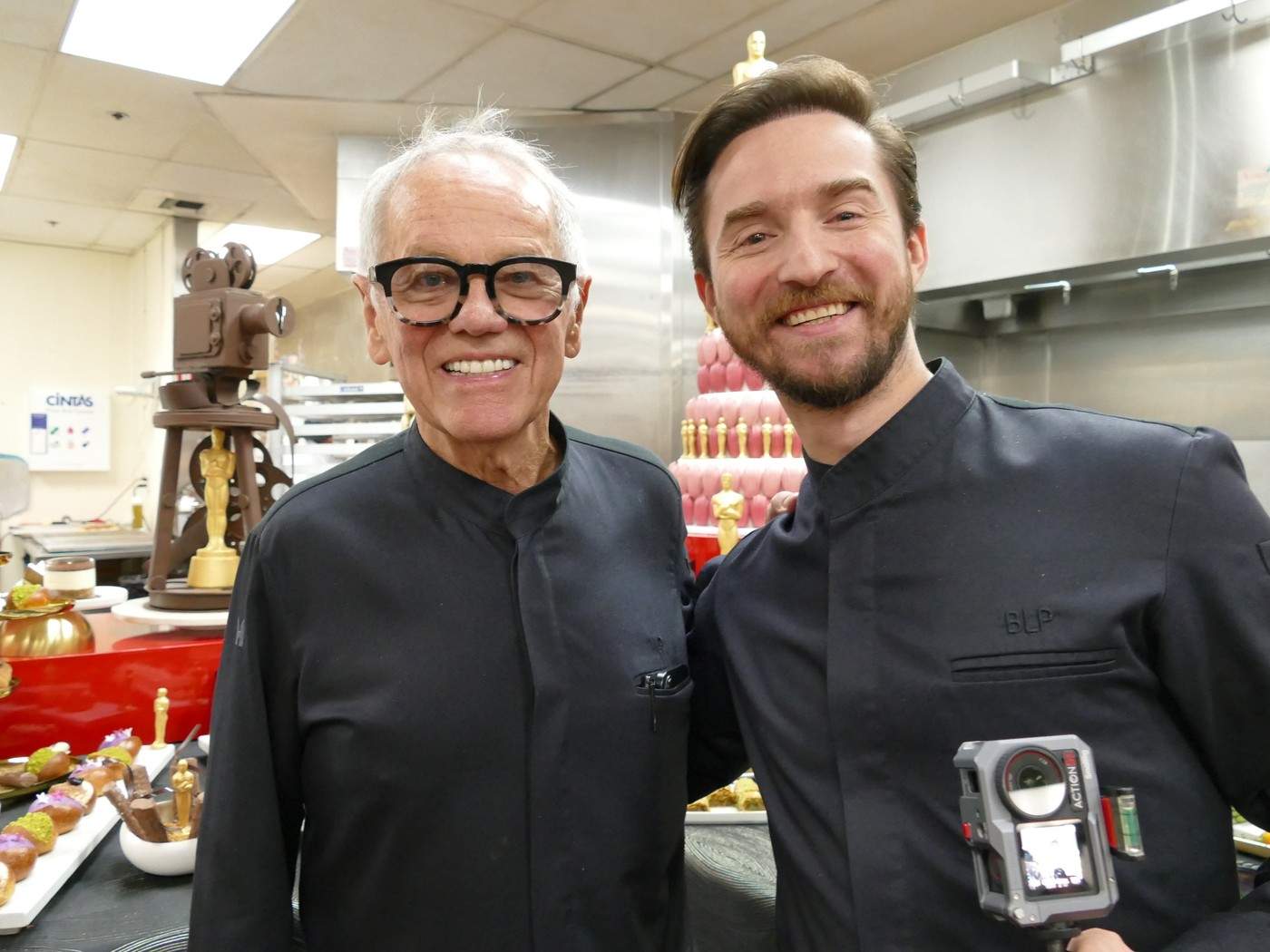 12 martie 2026, SUA, Los Angeles: Bucătarul vedetă Wolfgang Puck și fiul său, Byron, gătesc pentru invitații de la Oscar în bucătăria temporară de lângă Teatrul Dolby pentru Balul Guvernatorilor, unde invitații sunt hrăniți după Gala Oscar