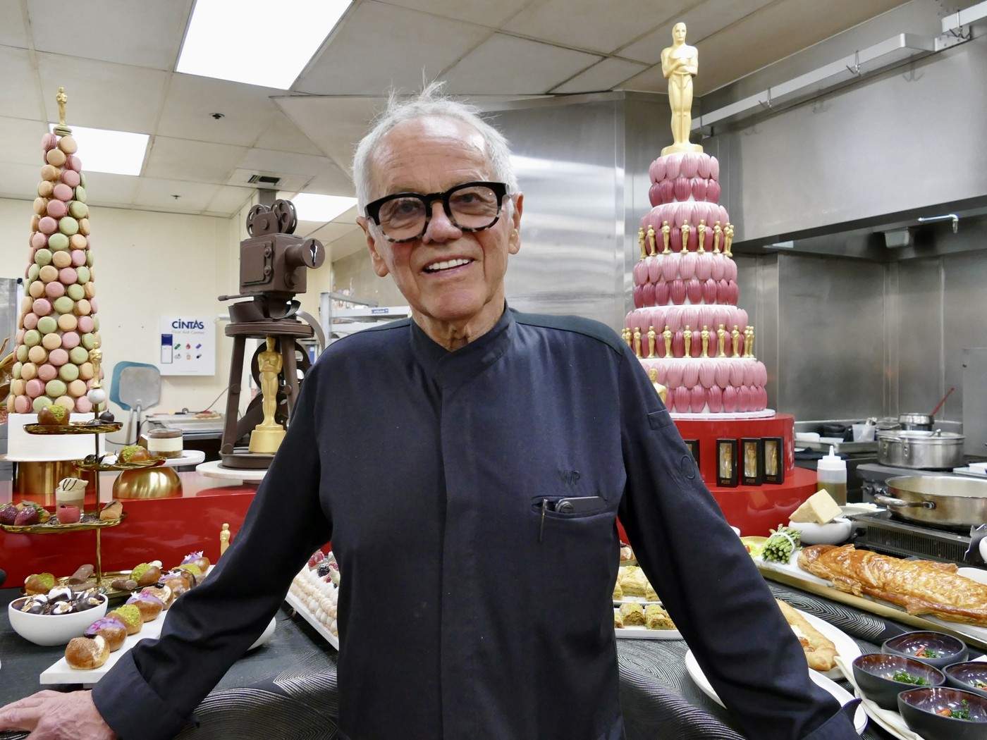 12 martie 2026, SUA, Los Angeles: Bucătarul vedetă Wolfgang Puck gătește pentru invitații de la Oscar în bucătăria temporară de lângă Teatrul Dolby pentru Balul Guvernatorilor, unde invitații sunt hrăniți după Gala Oscar.