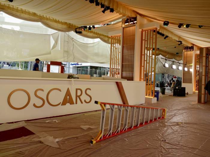 12 martie 2026, SUA, Los Angeles: Covorul roșu de la Gala Oscar primește ultimele retușuri.