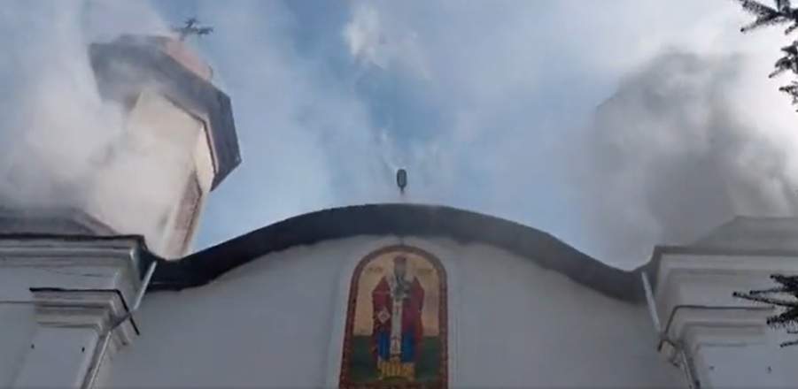 Incendiu puternic în Prahova! O biserică a fost cuprinsă de flăcări, în timpul slujbei
