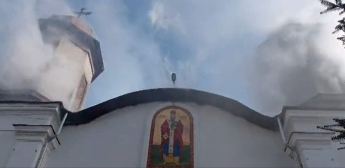 Incendiu puternic în Prahova! O biserică a fost cuprinsă de flăcări, în timpul slujbei